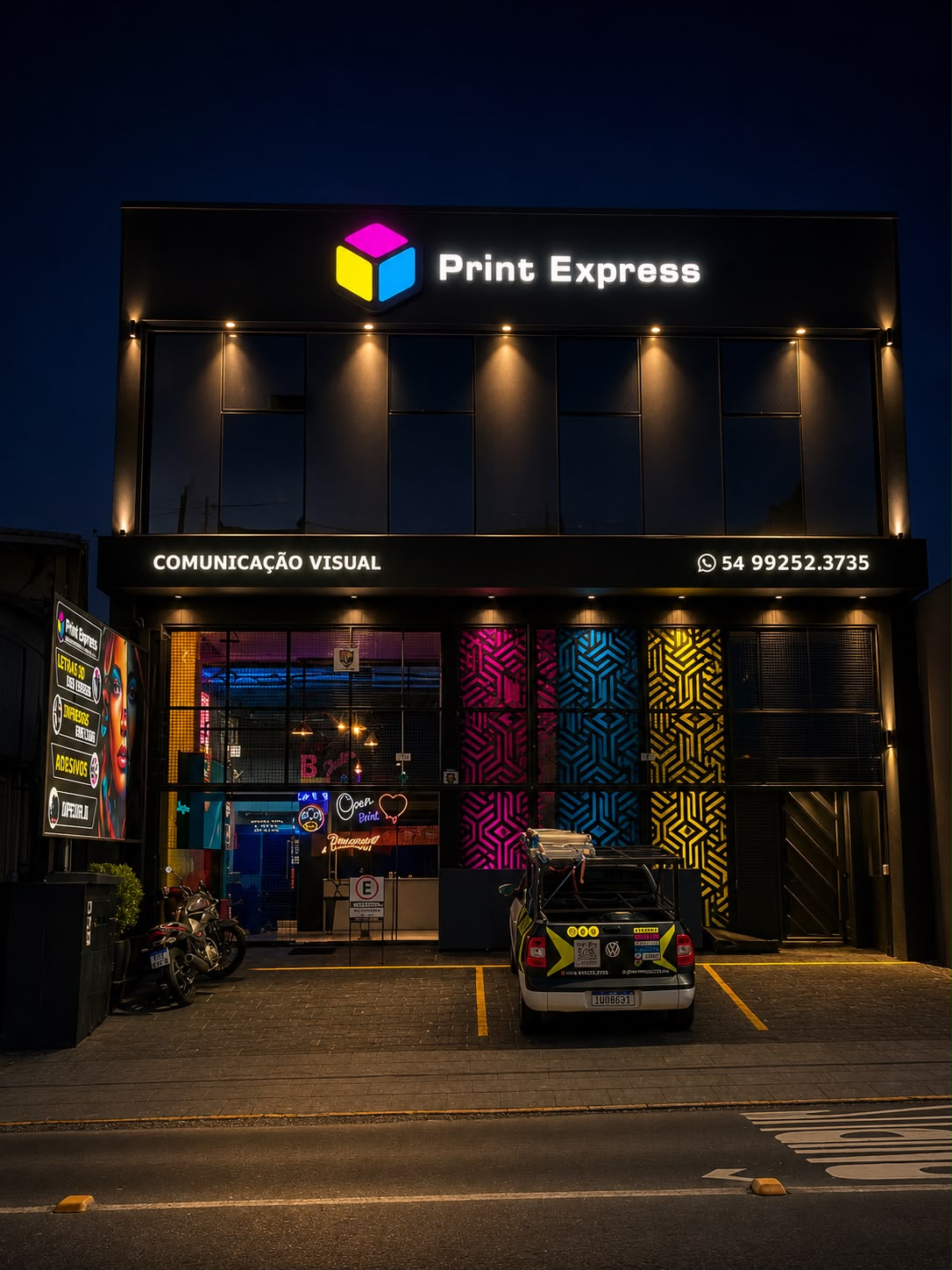 Depois da sede da Print Express iluminada à noite